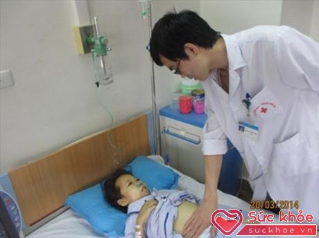 Bác sĩ Nhật thăm khám cho bệnh nhân Tô Thị Bình