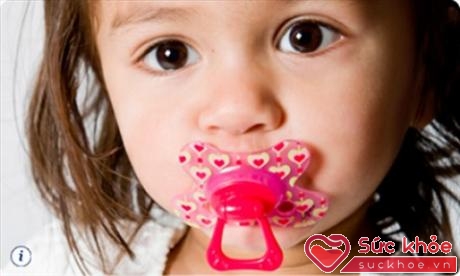 Một số bà mẹ khi trẻ bắt đầu nghiến răng thường đặt một cái núm vú cao su nhỏ vào miệng trẻ.