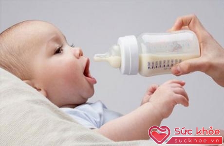 Trẻ nằm ngửa khi bú bình có thể bị sặc sữa vào khí quản hoặc phế quản gây ngạt thở, tím tái, thậm chí đột tử. 