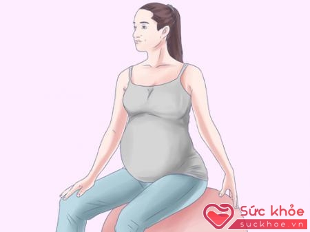 Tập luyện với bóng sinh có thể giúp xoay chuyển ngôi thai. 