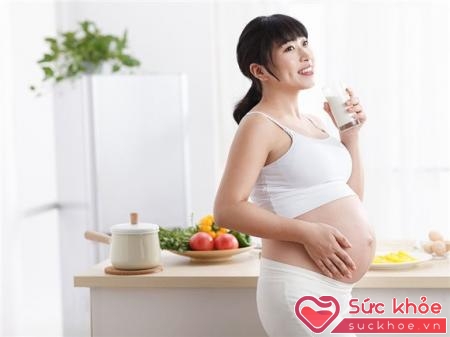 Bên cạnh chế độ ăn uống cân bằng, mẹ nên uống thêm 2 ly sữa bầu mỗi ngày để đảm bảo bổ