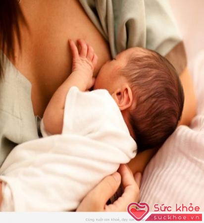 Mẹ nên cho trẻ bú khoảng 8-12 lần trong 24 giờ đầu. Không cần phải tuân theo lịch trình nghiêm ngặt, bất cứ khi nào bé có dấu hiệu đói mẹ hãy cho bé ăn. 