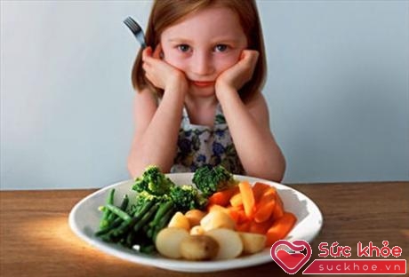 Bố mẹ cần làm nhiều cách để thay đổi thói quen ăn uống của trẻ