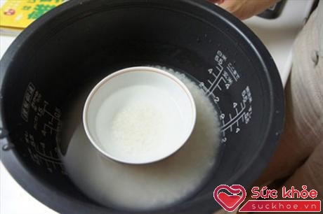 Chén hoặc cốc nên nằm trên lớp gạo nấu cơm cho nhà, không được chạm đáy nồi