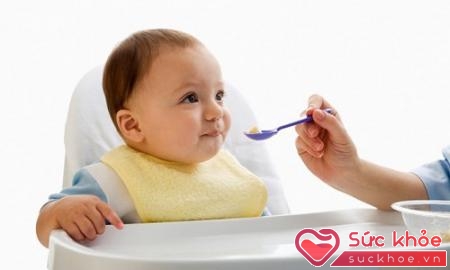 Trẻ ăn dặm trước 6 tháng tuổi dễ bị rối loạn tiêu hóa