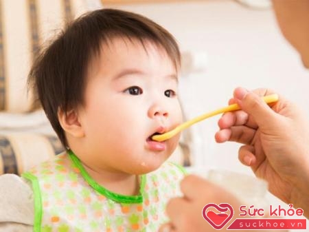 Khi con bạn trên 6 tháng tuổi, bé có thể bắt đầu được cho ăn bổ sung