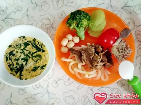 Bữa ăn với súp lơ xanh, thịt bò, cà chua, nấm, hạt sen và trứng.