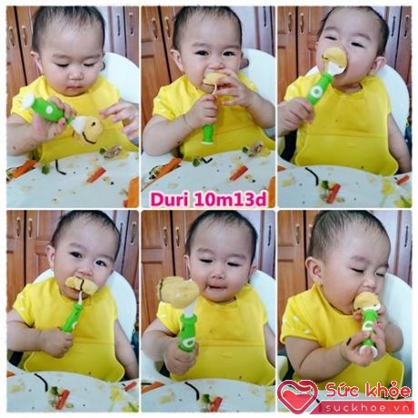 11 tháng tuổi Duri đã có thể ngồi ăn ngoan ngoãn cùng với cả gia đình.