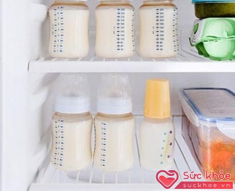 Nhiều bà mẹ chọn cách vắt sữa bảo quản lạnh để duy trì cho con bú sữa mẹ khi đi làm xa