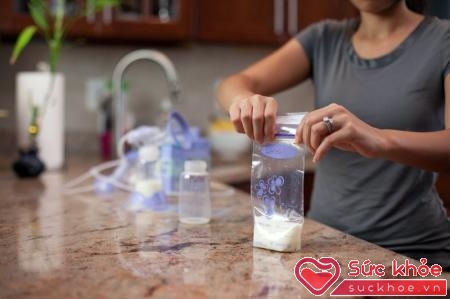 Mách mẹ bảo quản sữa sau khi hút sao cho đúng cách