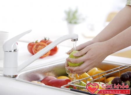 Nên rửa rau quả nhiều lần dưới vòi nước sạch.