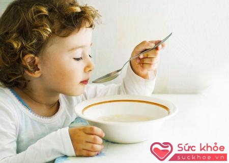Trẻ bị ho nên ăn những món có nhiều nước, dễ tiêu như cháo, súp…