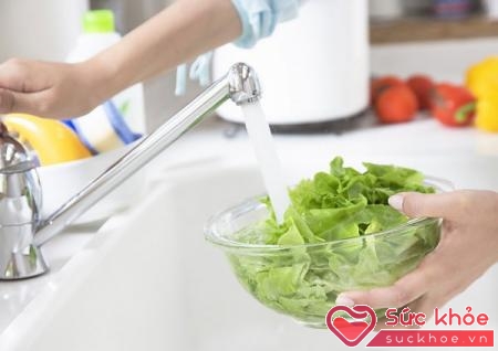  Nên rửa rau dưới vòi nước chảy để đảm bảo an toàn vệ sinh thực phẩm.