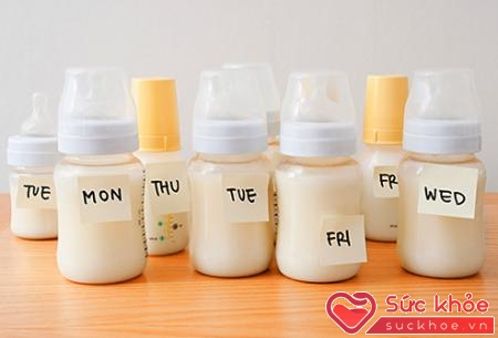 Mẹ đừng quên ghi ngày tháng lên vỏ túi để dễ kiểm soát hạn sử dụng của sữa