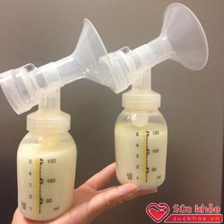 Với bé dưới 6 tháng tuổi, bạn nên vắt sữa với số lượng ít mỗi lần, khoảng 100-150ml là đủ cho bé dùng