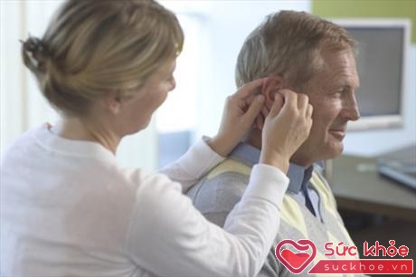 Người cao tuổi nên đi khám tai khi có biểu hiện nghe kém