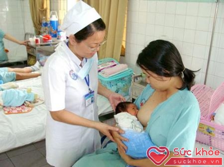 Hướng dẫn bà mẹ cho con bú đúng cách tại Bệnh viện đa khoa Yên Bái