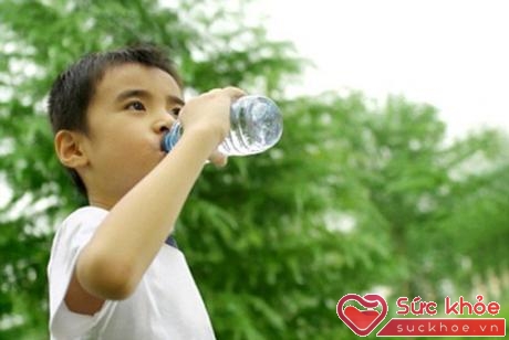 Trẻ em là đối tượng đặc biệt hay gặp chứng đau nhức bắp thịt do nóng (heat cramps) khi không uống đủ nước