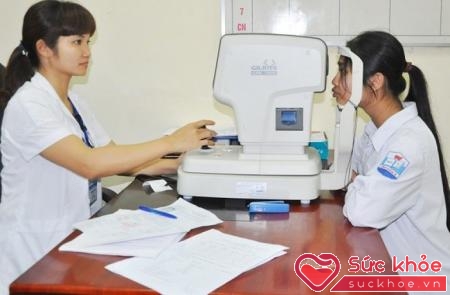Nên định kỳ khám mắt cho trẻ để phát hiện và điều trị cận thị.