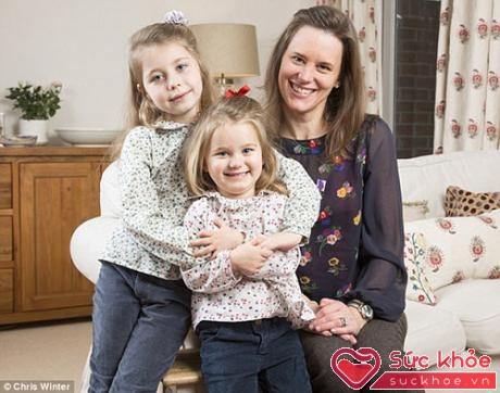 Bà mẹ trẻ Magdalen Rees bên hai cô con gái sinh sau lần mất con đầu lòng vì ứ mật trong gan thai kỳ.