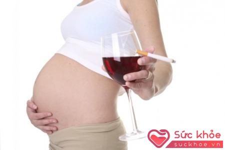 Hút thuốc lá và uống rượu là những điều cấm kỵ khi mang thai