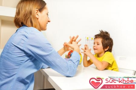 Cha mẹ cần quan tâm chăm sóc, chú ý những dấu hiệu nghi ngờ tự kỷ để đưa con đi khám và điều trị sớm