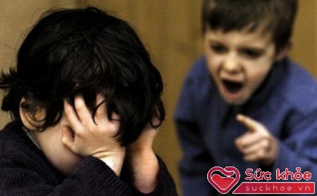 Việc bắt nạt lặp đi lặp lại gây ra những tổn hại nghiêm trọng về mặt cảm xúc, có thể ăn mòn lòng tự trọng và sức khoẻ tinh thần của đứa trẻ