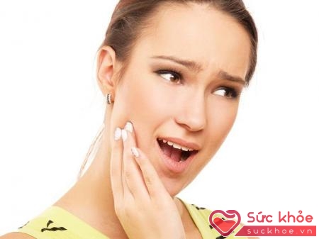 Ê buốt răng là hiện tượng răng có triệu chứng ê buốt khi ăn