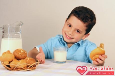 Cho trẻ uống nhiều sữa để phát triển chiều cao