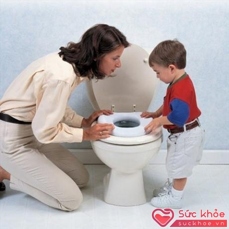 Nếu thấy con có dấu hiệu muốn đi vệ sinh thì đừng phí thời gian hỏi làm gì bố mẹ nhé!