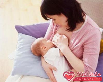 Đối với những bé quen ti mẹ, quá trình cai sữa đòi hỏi nhiều công sức và thời gian