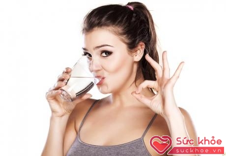 Uống nhiều nước là một trong những bí quyết để có đôi môi đỏ hồng căng mọng.