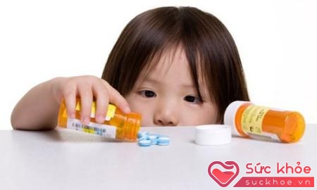 Không để trẻ cầm thuốc rất dễ ngộ độc