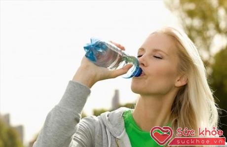 Uống đủ nước giúp thận khỏe mạnh