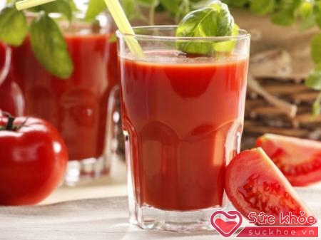 Cho người say rượu uống nước sắc gừng tươi, nước ép cà chua, bưởi có tác dụng giải rượu hiệu quả.