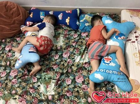 4 con trai của chị Giang được cho ngủ riêng ngay từ khi mới chào đời nên không bện hơi mẹ và đi ngủ đúng giờ.
