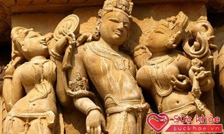 Các tư thế yêu trong Kamasutra được điêu khắc lên các bức tường ở Ấn Độ