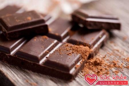 Ăn socola đen giúp vợ chồng tăng hưng phấn.
