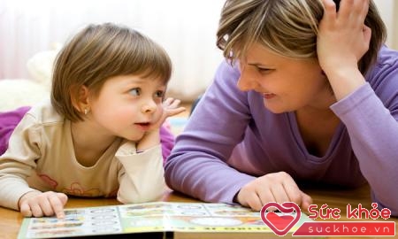 Bố mẹ nên tạo phong trào học tập trong gia đình để các bé nhìn nhau cùng phấn đấu.