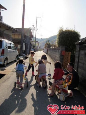 Motoki chơi chùng bạn bè trong khu phố.