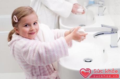 Rửa tay giúp bé tránh được những vi khuẩn có hai