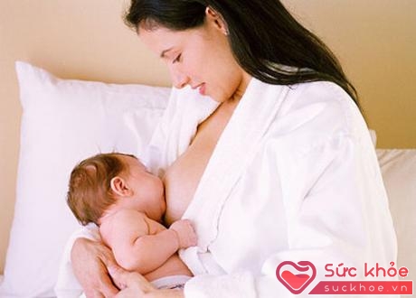 Vì quyền lợi của trẻ, mẹ nên cố gắng cho bé bú sữa mẹ ít nhất 6 tháng đầu đời