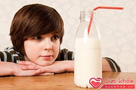 Uống sữa giúp trẻ phát triển chiều cao.