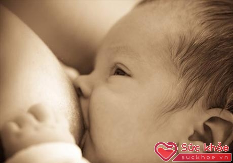 Bú sữa mẹ - đây là bài học đầu tiên phát triển xúc giác của trẻ