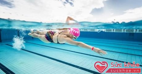 Bơi là hoạt động thể dục phù hợp trong mùa hè