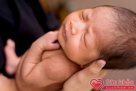 Bé đẻ thường được bú mẹ sớm cũng hưởng nhiều lợi ích