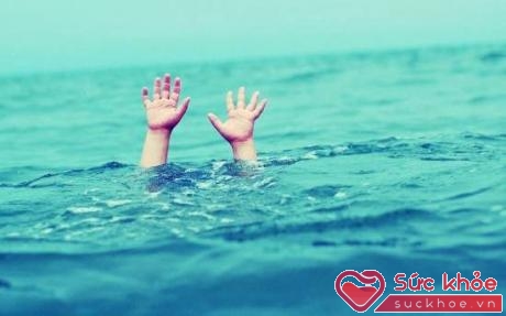 Sợ xuống nước vì sợ những nguy cơ rủi ro có thể xảy ra là lý do khiến bạn học mãi mà vẫn chưa biết bơi.