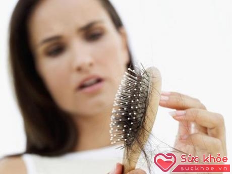 Lạm dụng máy sấy tóc và máy uốn tóc không chỉ làm hỏng ngọn tóc mà còn khiến cho sợi tóc khô và dễ gãy, từ đó tóc trở nên mỏng và dễ rụng hơn