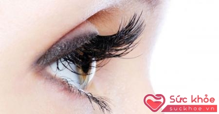 Chải lông mi bằng hóa chất, có thể gây ra nhiễm trùng mắt do hóa chất này rơi vào mắt