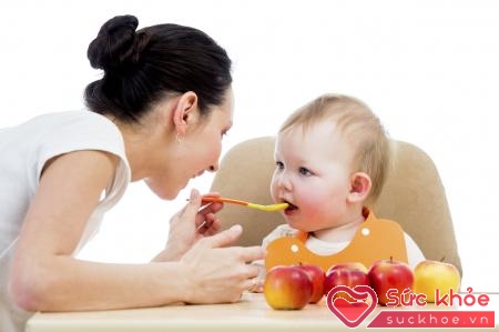 Chỉ cho trẻ ăn bổ sung khi trẻ được 6 tháng tuổi.